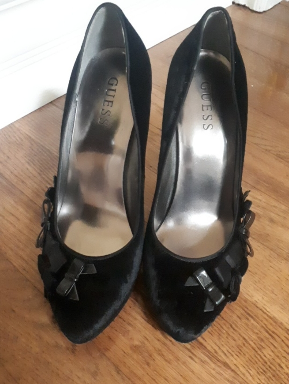 GUESS Black Pointed-Toe Bow Detail Heels
